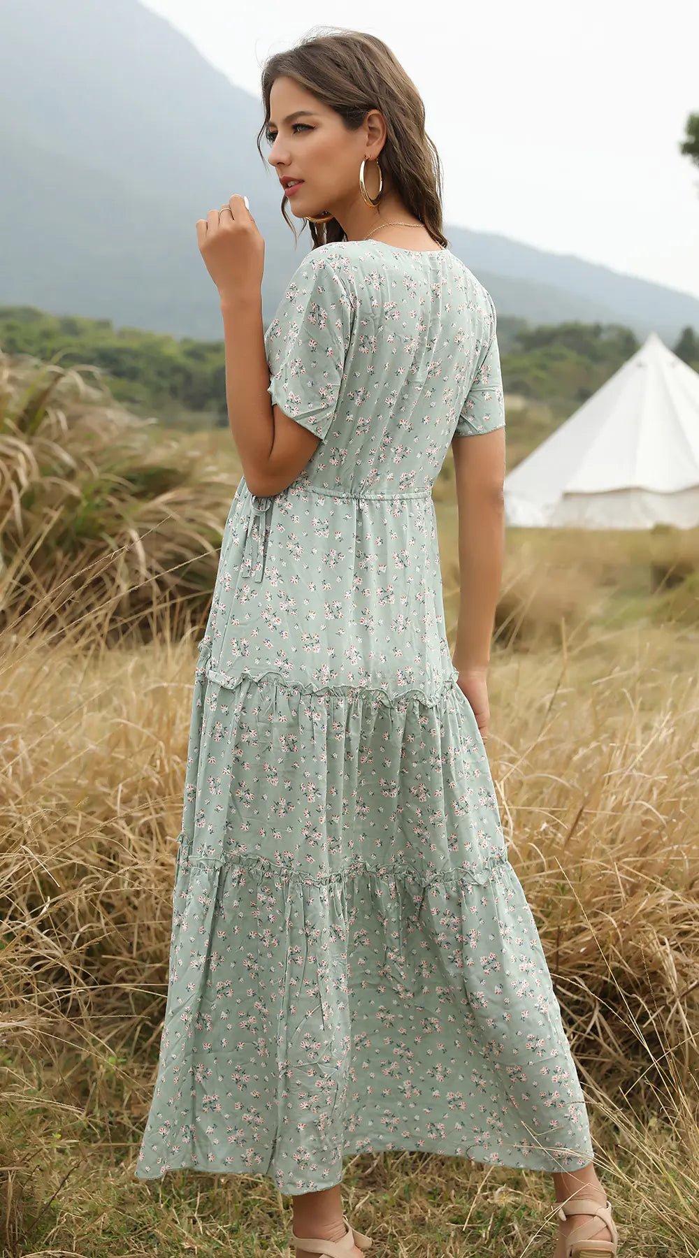 Robe longue bohème fleurie à volants et col en V