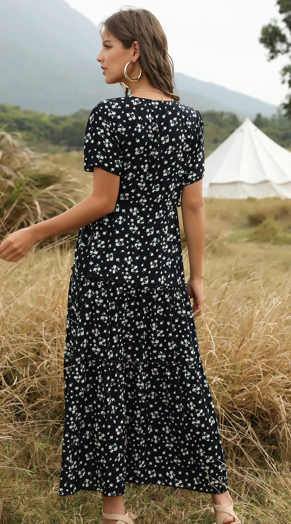 Robe longue bohème fleurie à volants et col en V
