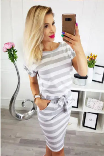 Robe rayée avec détail noué