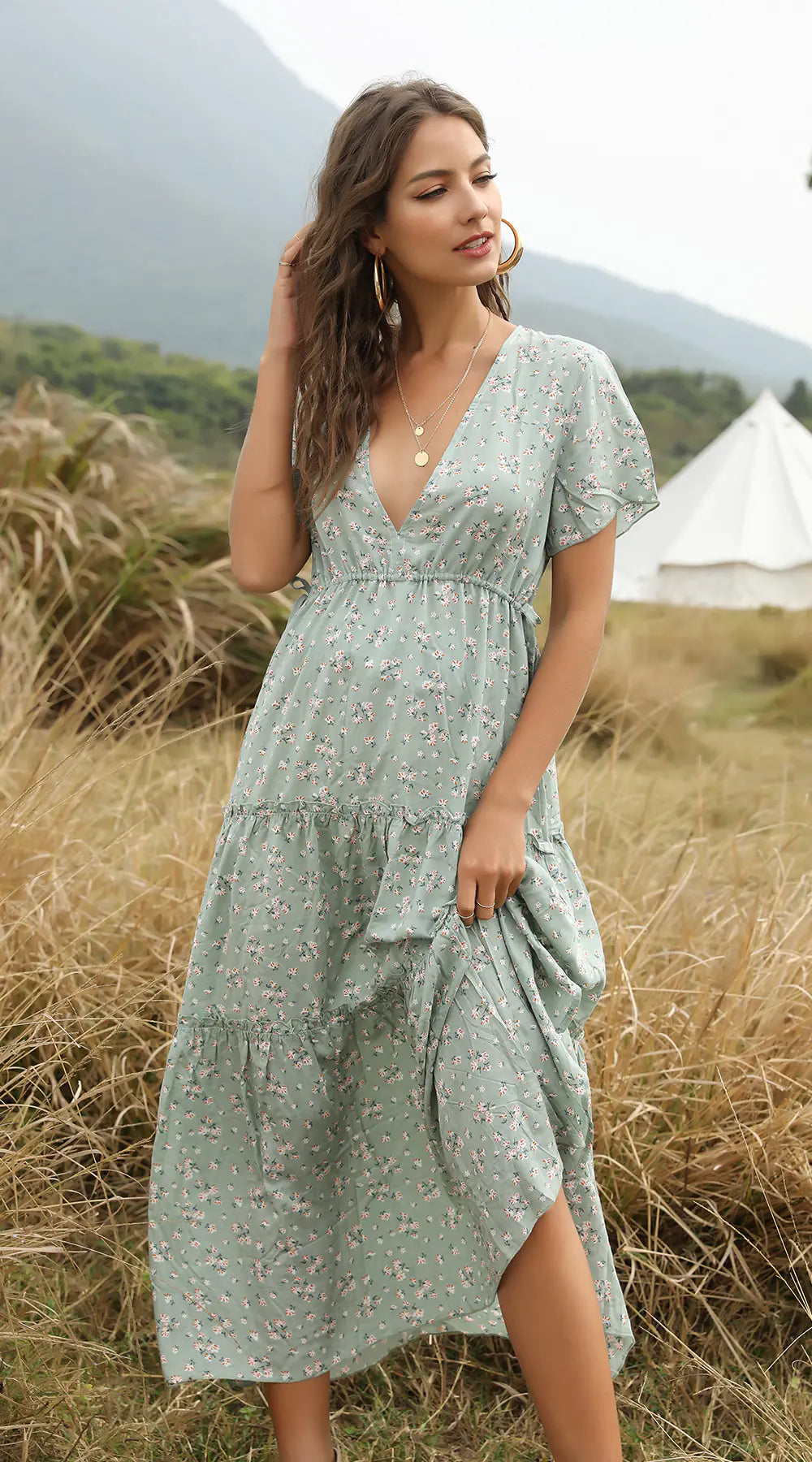 Robe longue bohème fleurie à volants et col en V