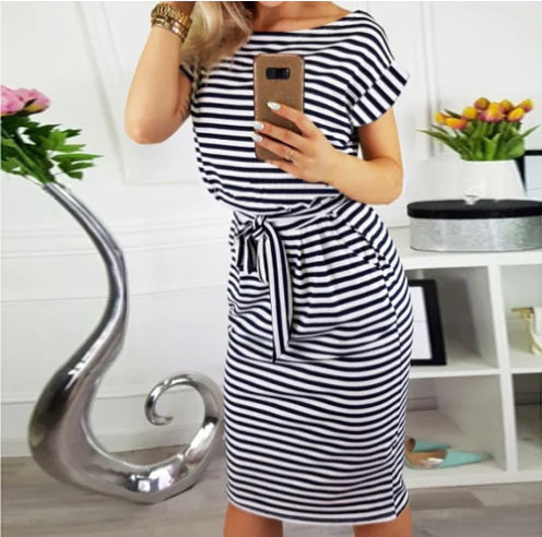 Robe rayée avec détail noué