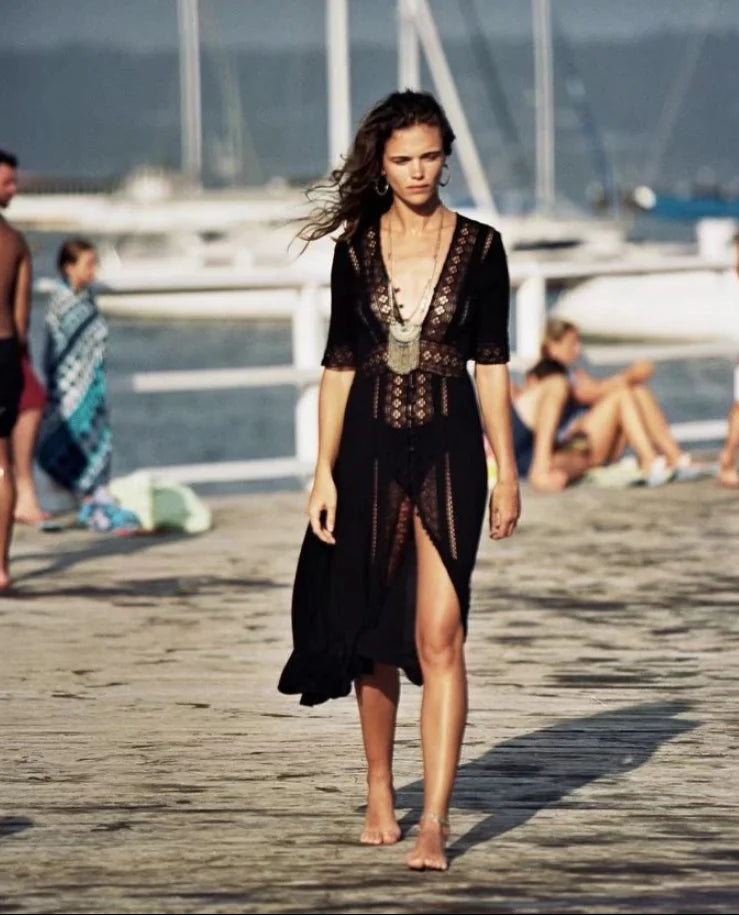 Robe de plage à bordure en dentelle et découpes