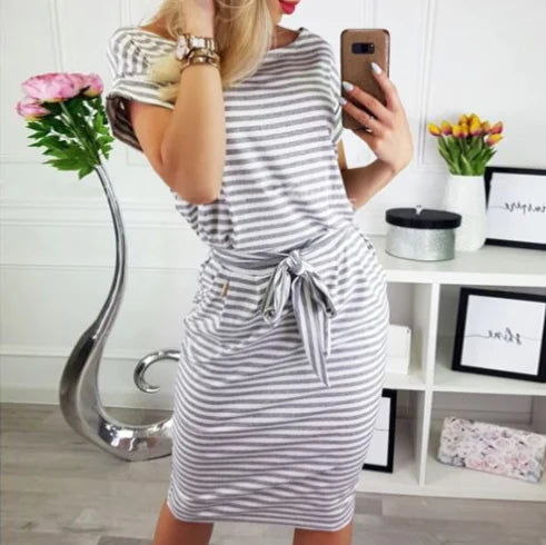 Robe rayée avec détail noué