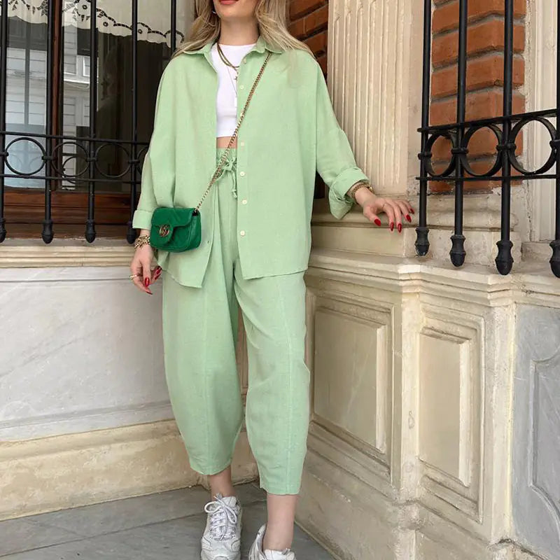 Ensemble deux pièces décontracté à la mode avec chemise et pantalon