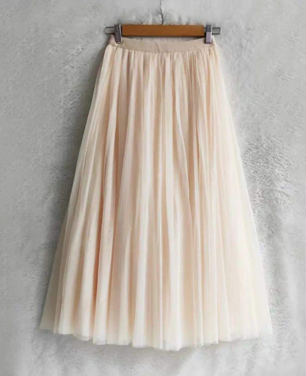 Fluffy Mesh Skirt for a Slim Look