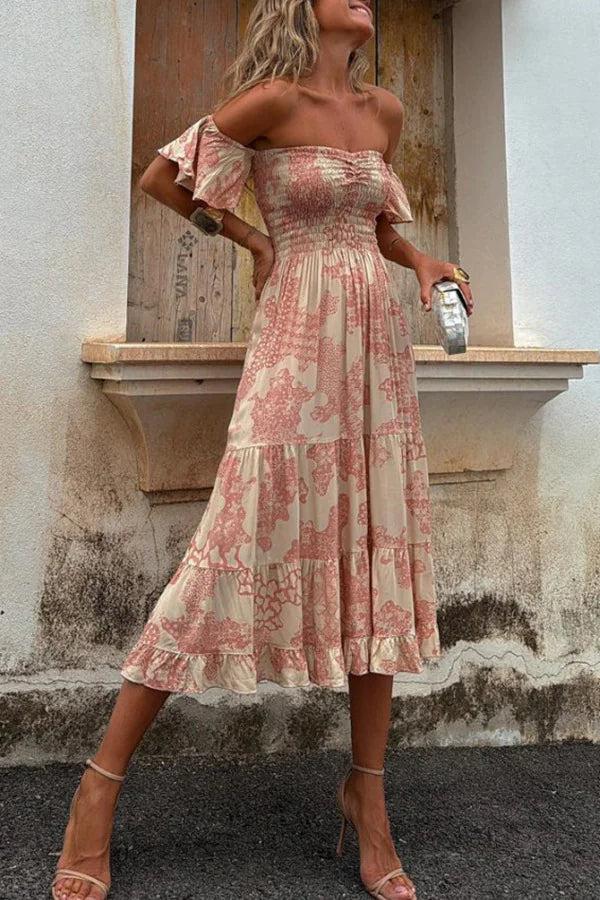 Robe à volants et épaules dénudées