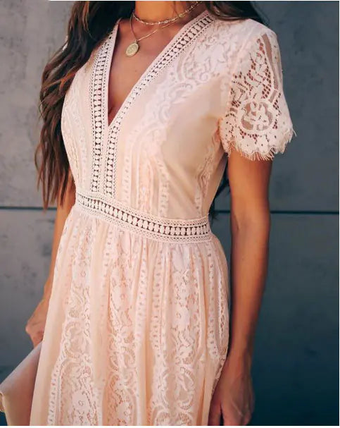 Robe longue en dentelle à col en V