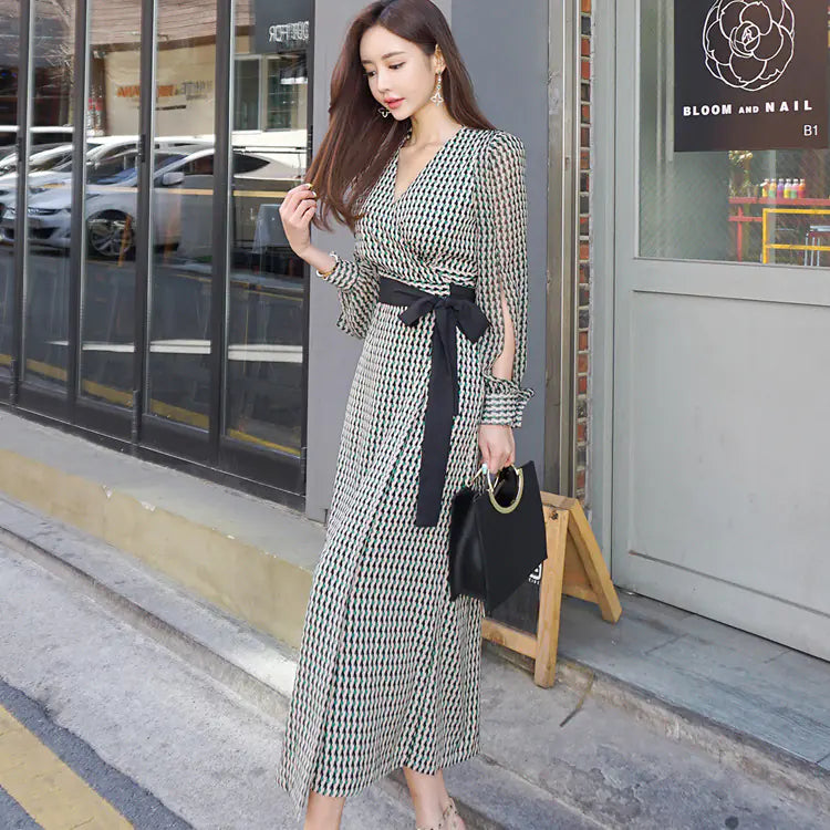 Robe à manches longues et col en V avec ceinture nouée