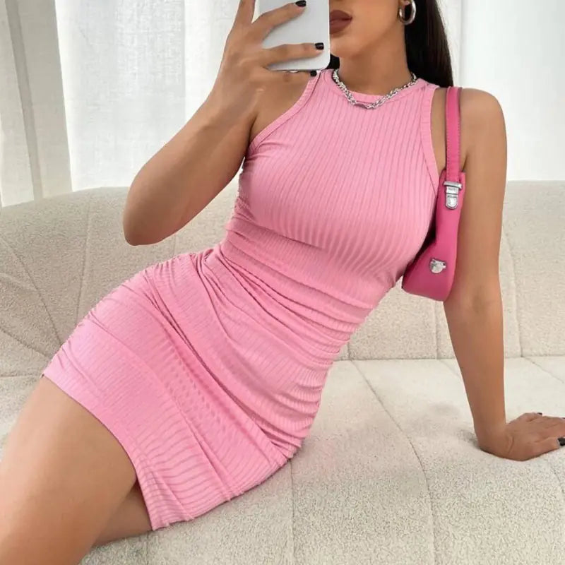 Robe fourreau plissée sans manches à col rond et coupe ajustée