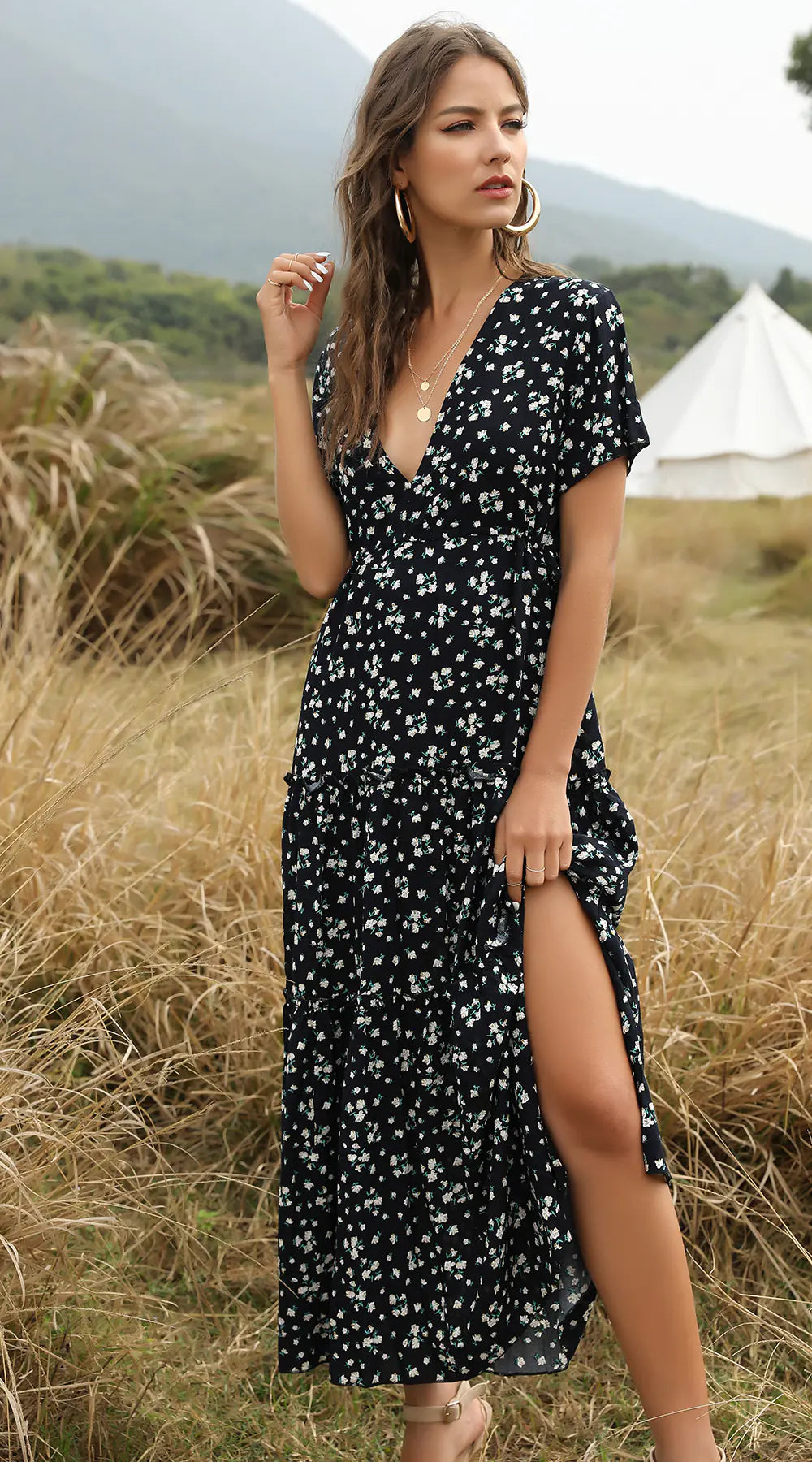 Robe longue bohème fleurie à volants et col en V