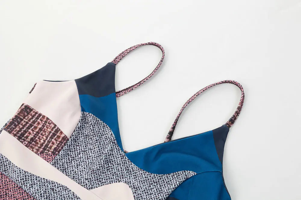 Robe moulante à volants et col en V avec bretelles spaghetti