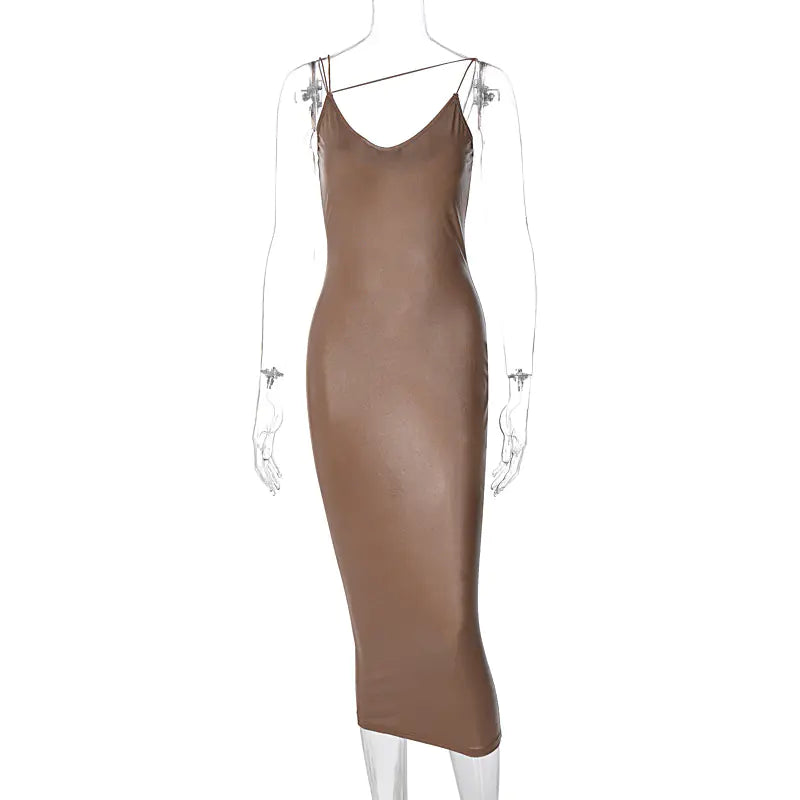 Robe mi-longue moulante en similicuir à col en V et fente
