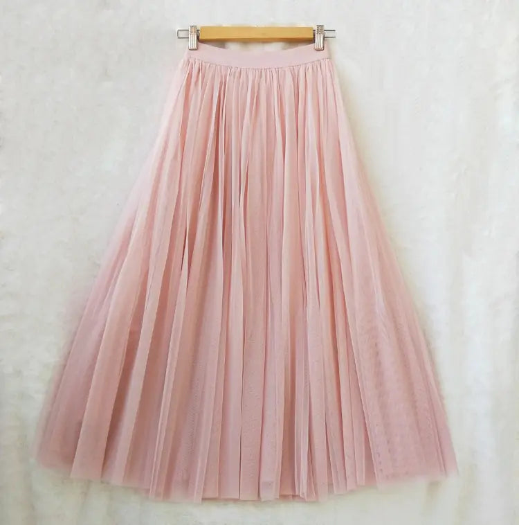 Fluffy Mesh Skirt for a Slim Look