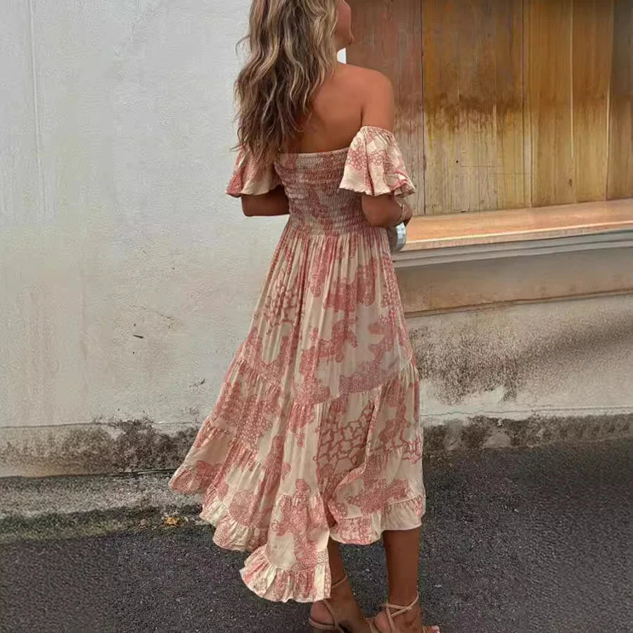 Robe à volants et épaules dénudées