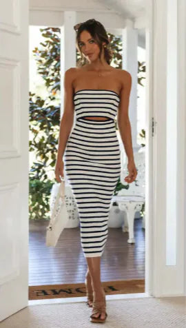 Robe fourreau chic à rayures et épaules dénudées