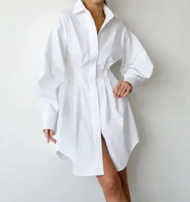 Robe chemise blanche à col en V et ceinture nouée, manches longues