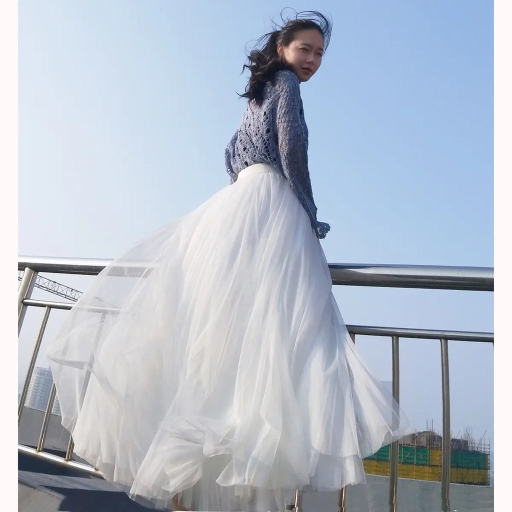 Fluffy Mesh Skirt for a Slim Look