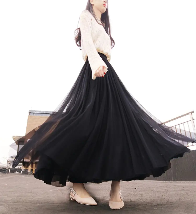 Fluffy Mesh Skirt for a Slim Look