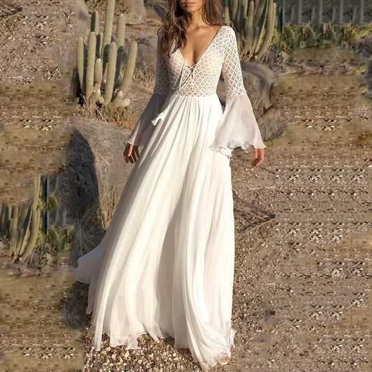 Robe bohème en mousseline de soie et dentelle à col en V profond avec détails à la taille