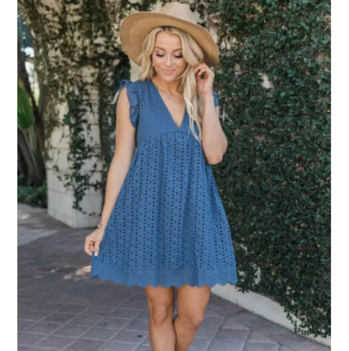 Robe romantique en dentelle ajourée à col en V