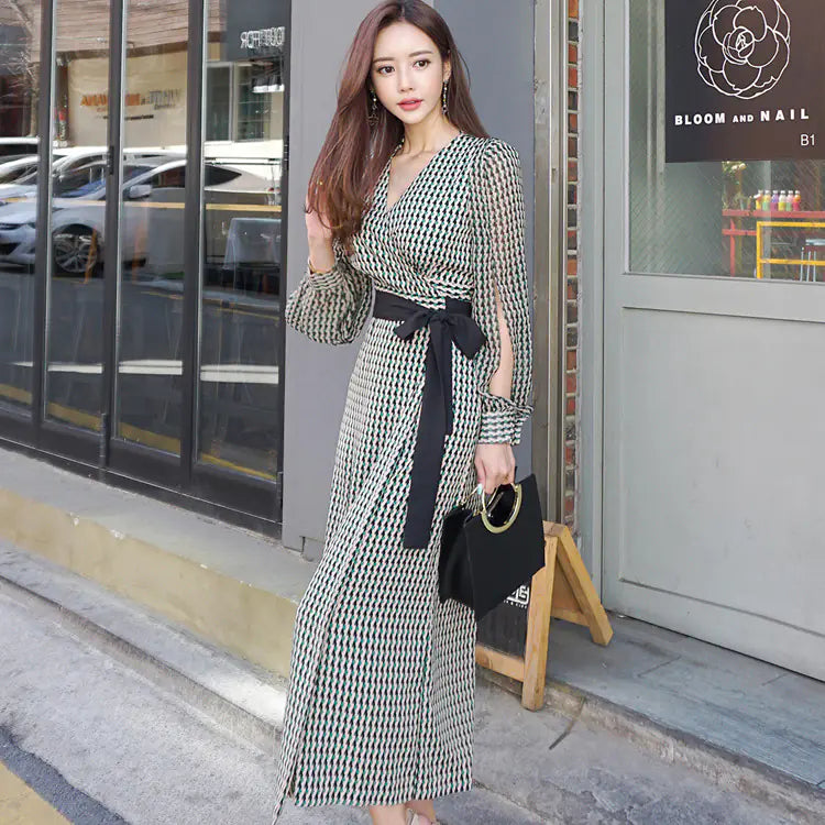 Robe à manches longues et col en V avec ceinture nouée