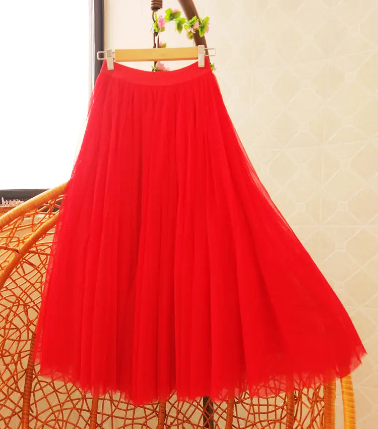 Fluffy Mesh Skirt for a Slim Look