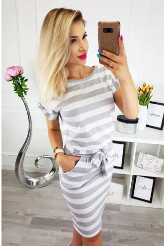 Robe rayée avec détail noué