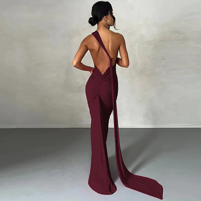 Robe longue dos nu à épaules inclinées