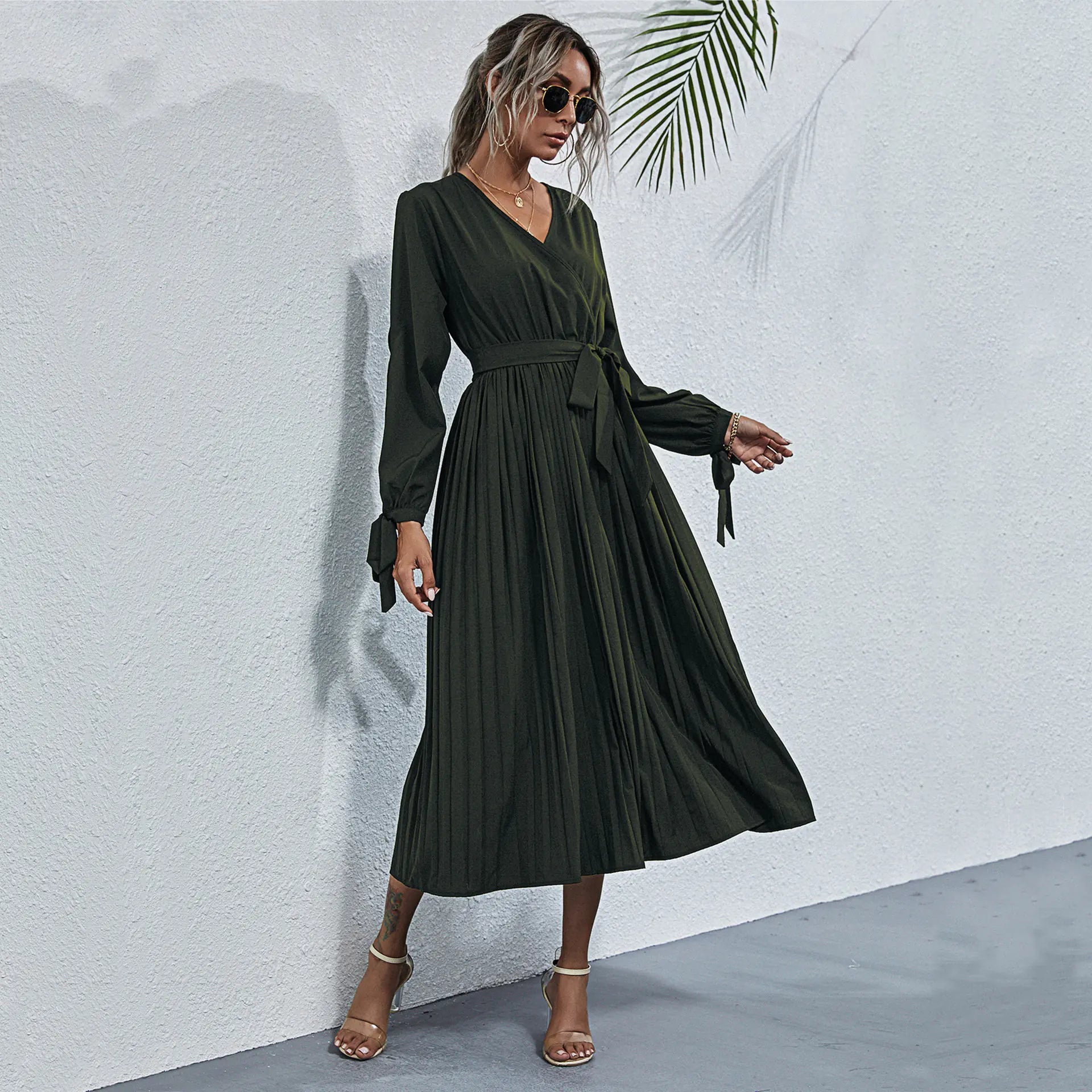 Robe en dentelle plissée à manches longues