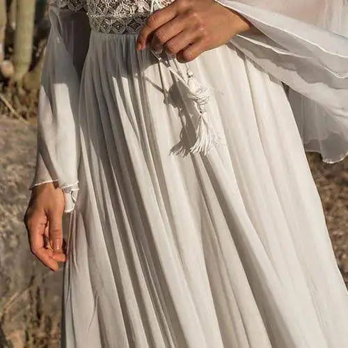 Robe bohème en mousseline de soie et dentelle à col en V profond avec détails à la taille