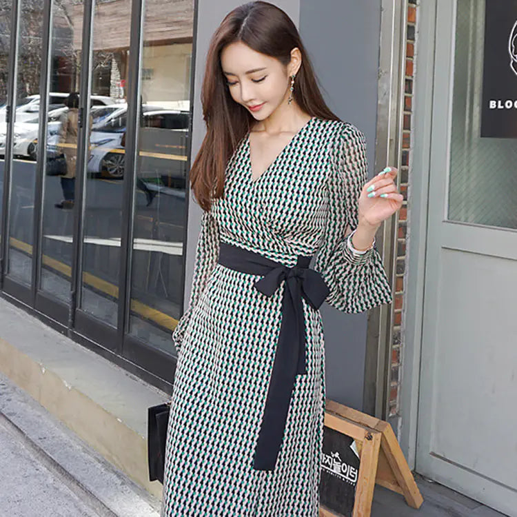 Robe à manches longues et col en V avec ceinture nouée
