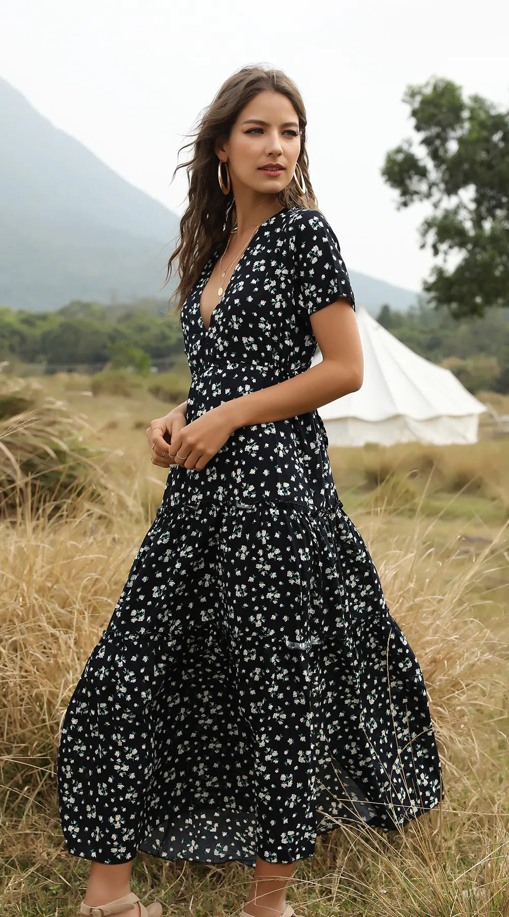 Robe longue bohème fleurie à volants et col en V