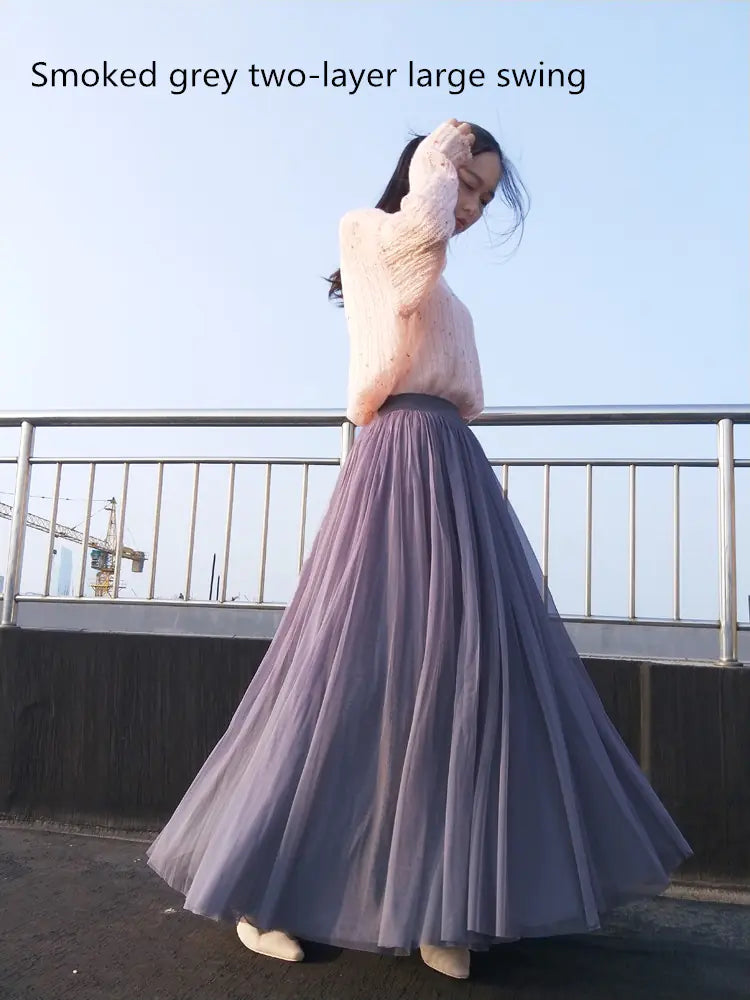 Fluffy Mesh Skirt for a Slim Look