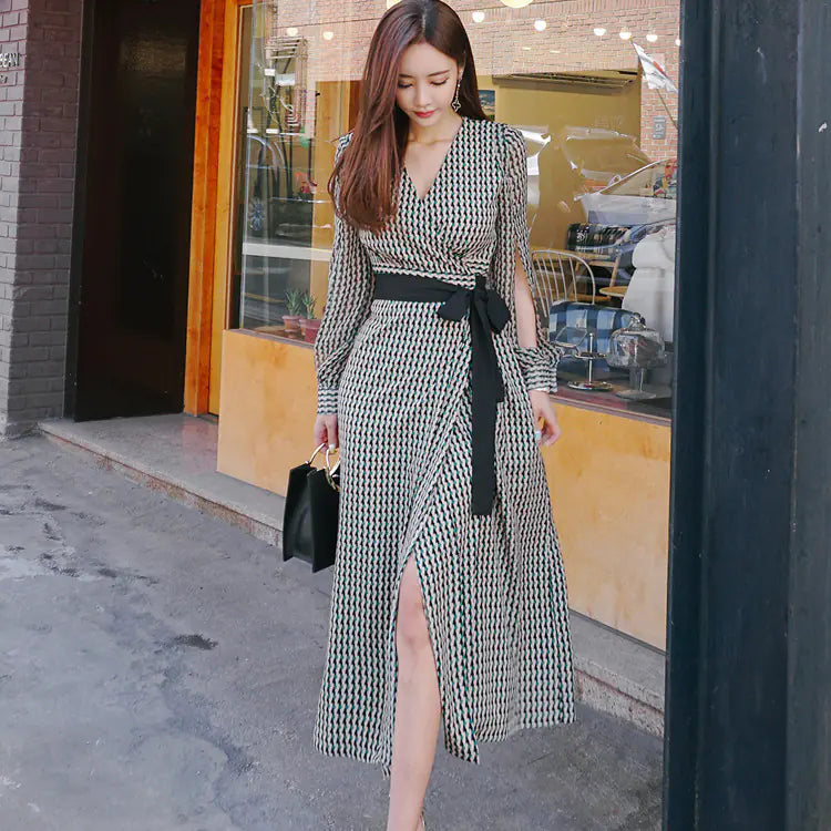 Robe à manches longues et col en V avec ceinture nouée