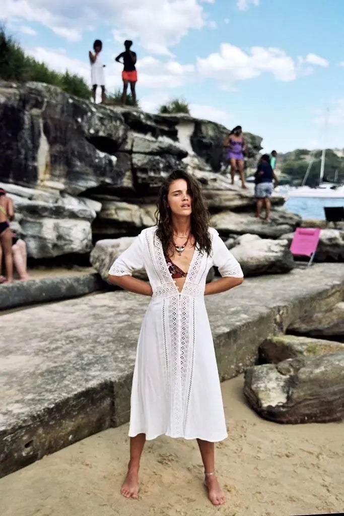 Robe de plage à bordure en dentelle et découpes